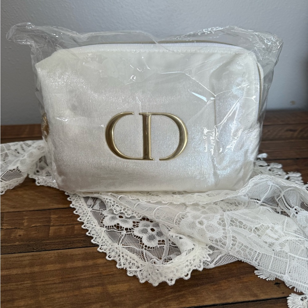 Dior White Velvet Cosmetic Bag with Gold Logo - Picture 3 of 7